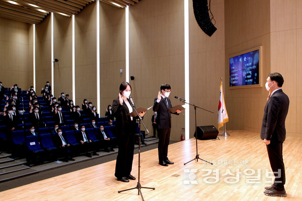 한국동서발전(사장 김영문)은 1일 울산 본사 강당에서 신입사원 93명을 대상으로 입사식을 개최했다.