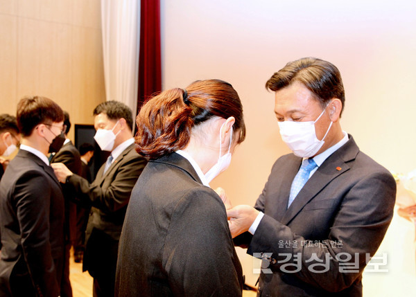 한국동서발전(사장 김영문)은 1일 울산 본사 강당에서 신입사원 93명을 대상으로 입사식을 개최했다.
