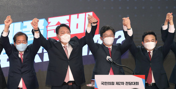 국민의힘 대선 후보로 선출된 윤석열 후보가 5일 서울 용산구 백범김구기념관에서 열린 국민의힘 전당대회에서 손을 들어 인사하고 있다. 왼쪽부터 홍준표 경선 후보, 윤 후보, 유승민 경선 후보, 원희룡 경선 후보.  [국회사진기자단]