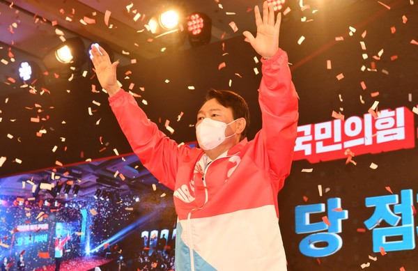 국민의힘 제20대 대통령 선거 후보에 선출된 윤석열 후보가 5일 오후 서울 용산구 백범김구기념관에서 열린 제2차 전당대회에서 당 점퍼를 입고 손을 들어 인사하고 있다. 2021.11.5 [국회사진기자단]