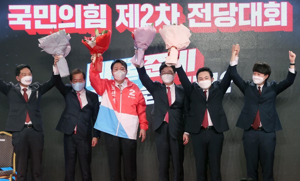 국민의힘 윤석열 대선후보(왼쪽 세번째)가 5일 서울 용산구 효창동 백범김구기념관에서 열린 제2차 전당대회에서 이준석 대표 및 경선후보들과 꽃다발을 들고 인사하고 있다. 왼쪽부터 김기현 원내대표, 홍준표 경선후보, 윤 후보, 유승민, 원희룡 경선후보, 이준석 대표. 2021.11.5 [국회사진기자단]