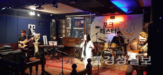 ▲ 울산 라이브 포크 음악 축제인 ‘2021 포크 페스타’가 오는 13~14일 울산 중구 문화의거리에 위치한 로얄앵커에서 열린다. 사진은 지난 포크 페스타 공연 장면.