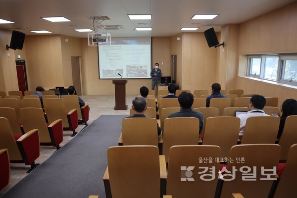 한국폴리텍대학 울산캠퍼스(학장 윤성종)는 최근 에너지화학공정과와 (주)심지, (주)유시스 관련 연구원 10명이 참석한 가운데 ‘2021년 일학습병행 공동훈련센터 실감형콘텐츠(VR·AR) 개발지원사업 착수회의’를 개최했다고 9일 밝혔다.