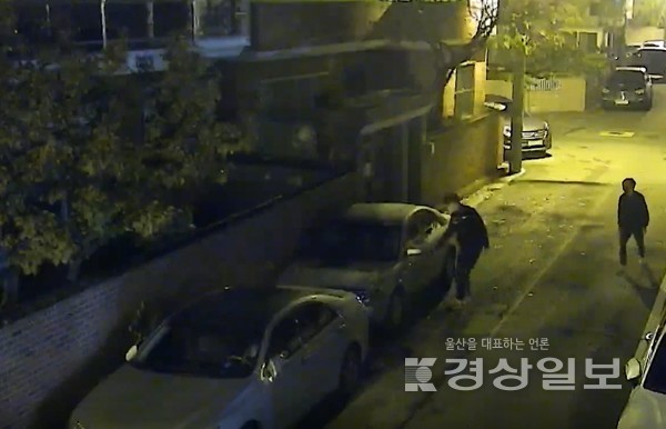 지난 5일 울산 북구 CCTV 통합관제센터가 모니터링 과정에서 차량털이범을 발견해 경찰이 현행범으로 붙잡았다.