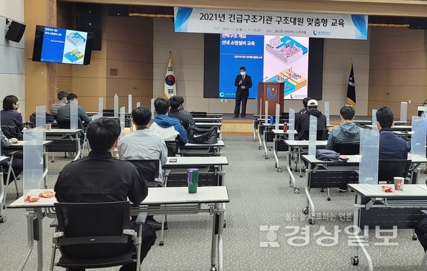 울산항만공사(사장 김재균)는 해상 선박사고 시 신속한 화재진압과 구조활동을 위해 울산항 마린센터 다목적홀에서 ‘긴급구조기관 구조대원 맞춤형 교육’을 실시한다고 9일 밝혔다.