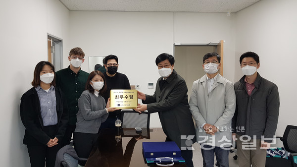 최영록 UNIST 동남권실험실창업혁신단 단장이 박서현 니온팀 대표에게 상패를 수여하고 있다.