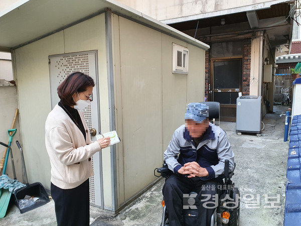 허리 수술 이후 이후 심한 통증과 하지 마비증상으로 외부와 단절돼 단칸방에서 기본적인 의식주조차 영위하지 못했던 50대 한 남성이 울산 남구 신정1동 행정복지센터 찾아가는 보건복지팀의 도움으로 새로운 삶을 살아갈 수 있게 됐다.