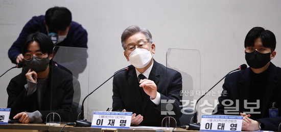 ▲ 더불어민주당 이재명 대선후보가 17일 국회 의원회관에서 열린 서울권 대학언론연합회 20대 대선후보 초청 간담회에서 인사말을 하고 있다. 연합뉴스