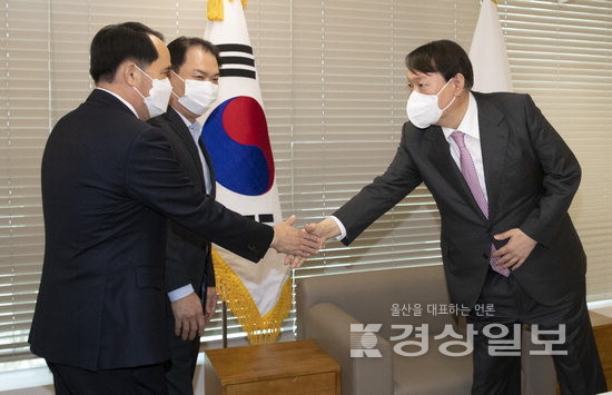 ▲ 국민의힘 윤석열 대선후보(오른쪽)가 17일 서울 여의도 중앙당사에서 천안함 최원일 전 함장, 이성우 유족회장 등과 인사하고 있다. 연합뉴스