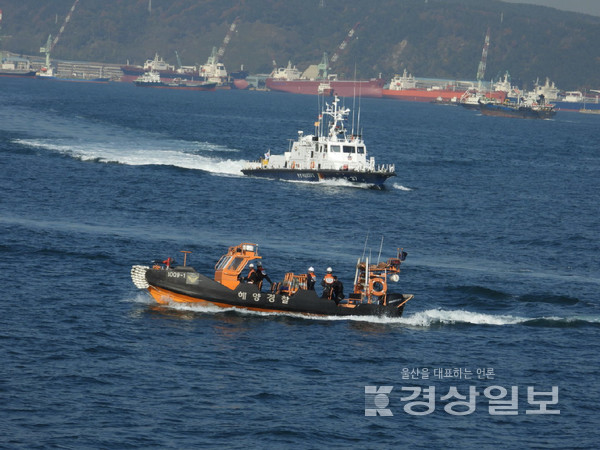 울산해양경찰서는 지난 19일 울산항 인근 해상에서 4분기 수난대비 기본훈련(법정훈련)을 실시했다.