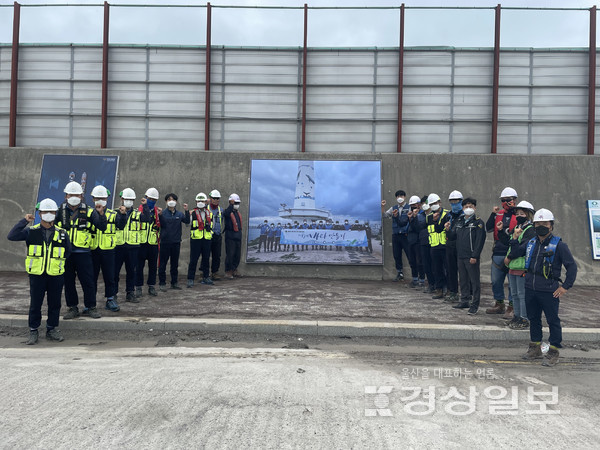 울산해양경찰서는 포스코건설의 울산신항 남항 방파호안 및 남방파제(2­2공구) 축조공사 현장 펜스에 해양오염예방 포스터 공모전 수상작을 이용한 아트펜스를 설치해 해양오염예방 홍보 갤러리로 활용한다고 21일 밝혔다.