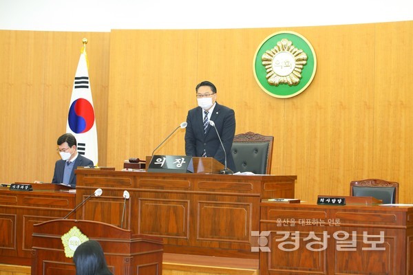 울산북구의회(의장 임채오)는 22일 본회의장에서 이동권 구청장 및 관계 공무원들의 참석한 가운데 제198회 2차 정례회 및 1차 본회의를 개최했다.