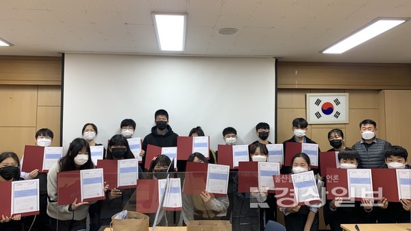 지난 22일 울산 이화중학교(교장 이창원)에서 '경상일보 미디어 교육’ 에 참가한 1학년 학생 20명이 기념촬영을 하고 있다. 임규동 기자 photolim@ksilbo.co.kr