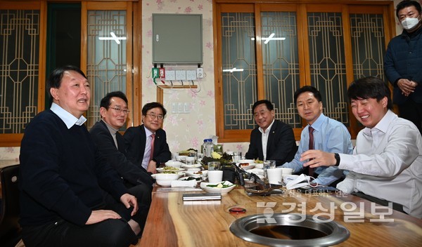 국민의힘 윤석열 대선후보와 이준석 당대표가 3일 울산시 울주군 언양읍 한 식당에서 회동을 갖고  있다. 김동수 기자 dskim@ksilbo.co.kr