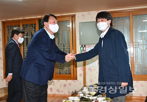 국민의힘 윤석열 대선후보와 이준석 당대표가 3일 울산시 울주군 언양읍 한 식당에서 회동을 갖고  있다. 김동수 기자 dskim@ksilbo.co.kr