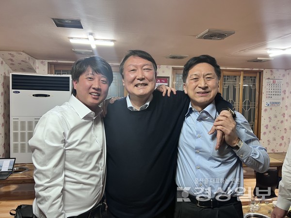 국민의힘 윤석열 대선후보와 이준석 당대표가 3일 울산시 울주군 언양읍 한 식당에서 회동을 갖고 있다. 김동수 기자 dskim@ksilbo.co.kr