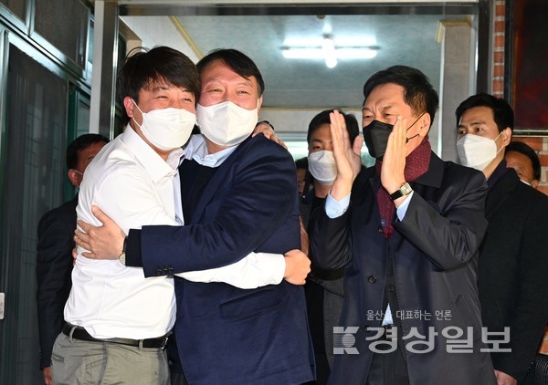 국민의힘 윤석열 대선후보와 이준석 당대표가 3일 울산시 울주군 언양읍 한 식당에서 회동을 갖고 있다. 김동수 기자 dskim@ksilbo.co.kr