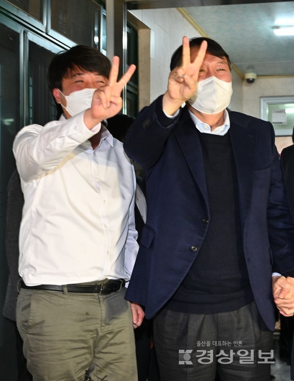 국민의힘 윤석열 대선후보와 이준석 당대표가 3일 울산시 울주군 언양읍 한 식당에서 회동을 갖고 있다. 김동수 기자 dskim@ksilbo.co.kr
