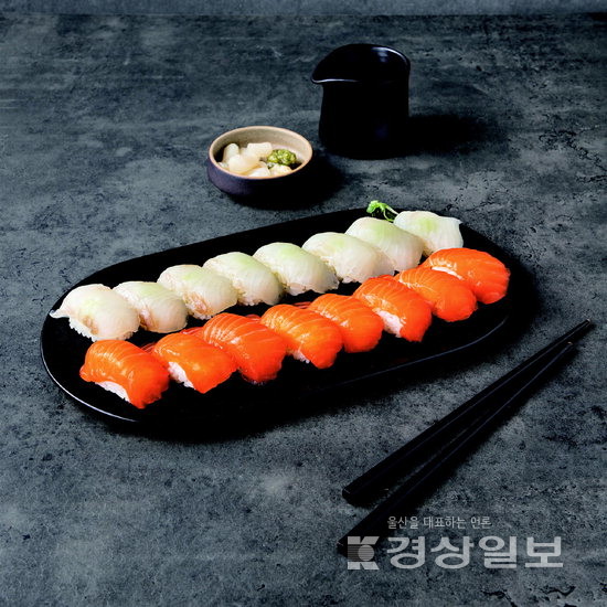 ▲ 이마트는 이날부터 15일까지 생선회와 초밥, 밀키트, 과일 등 먹거리를 최대 40% 할인 판매한다.