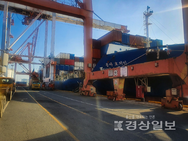 중국산 차량용 요소 500곘을 실은 흥아 호치민(HEUNG A HOCHIMINH)호가 지난 10일 오전 9시께 울산항에 입항했다.