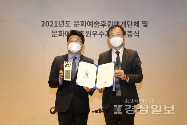 지난 10일 서울역사박물관 야주개홀에서 열린 '2021년도 문화예술 후원매개단체 및 후원우수기관 인증식'에서 신용민 한국동서발전 사회공헌부장(왼쪽)이 윤성천 문화체육관광부 예술정책관(오른쪽)으로부터 '문화예술 후원 우수기관 인증패'를 받은 후 기념사진을 촬영하고 있다.