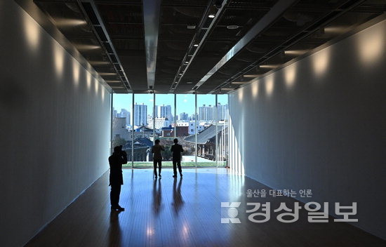 ▲ 울산시립미술관 내 어린이 기록전시실 전면유리창으로 동헌과 중구시가지 모습이 펼쳐져 있다. 김동수기자 dskim@ksilbo.co.kr