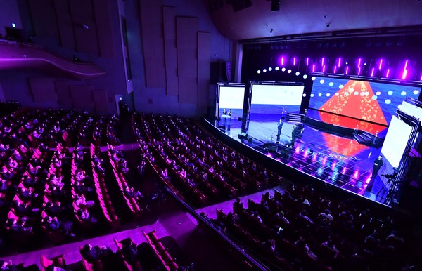 제1회 울산국제영화제(UIFF)가 17일 울산문화예술회관에서 개막식을 갖고 21일까지 5일간의 일정에 들어갔다.  김동수기자 dskim@ksilbo.co.kr
