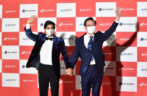 21일 울산문화예술회관에서 열린 제1회 울산국제영화제(UIFF)  레드카펫 행사에서  송철호 울산시장과 홍보대사인 배우 아누팜 트리파티가 인사하고 있다. 김동수기자 dskim@ksilbo.co.kr