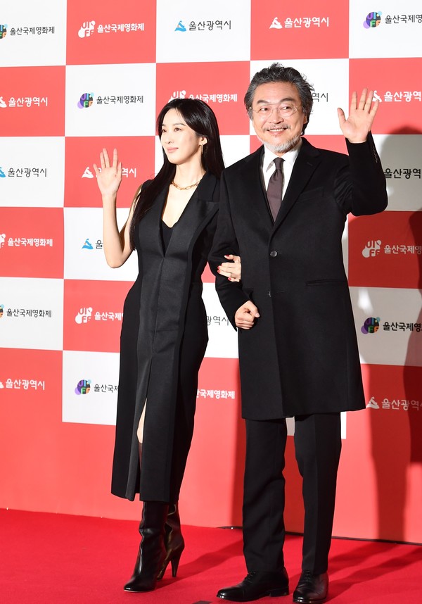 21일 울산문화예술회관에서 열린 제1회 울산국제영화제(UIFF)  레드카펫 행사에서  개막식 사회를  맡은 배우 김의성과  홍보대사인 배우 이청아가  인사하고 있다. 김동수기자 dskim@ksilbo.co.kr