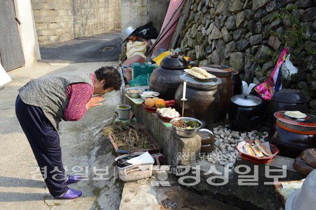 ▲ 울산시 울주지역 민간신앙 ‘영등할만네 바람올리기’.