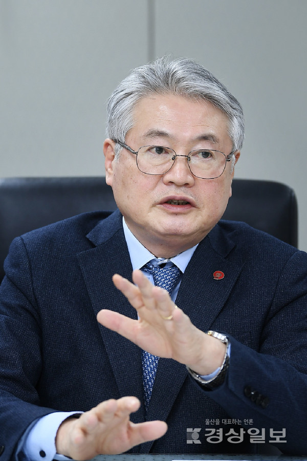 김용익 국민건강보험공단 이사장이 (사)한국지역언론인클럽(KLJC)과 지난 24일 서울 여의도 국민일보 빌딩에서 인터뷰하고 있다.