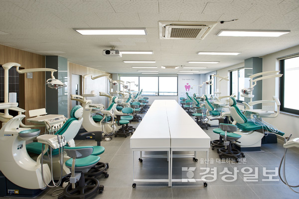울산과학대 동부캠퍼스 3대학관에 설치된 실제 치과 병·의원의 장비와 환경과 같은 현장미러형 실험실습실.