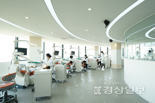 울산과학대 동부캠퍼스 3대학관에 설치된 실제 치과 병·의원의 장비와 환경과 같은 현장미러형 실험실습실.