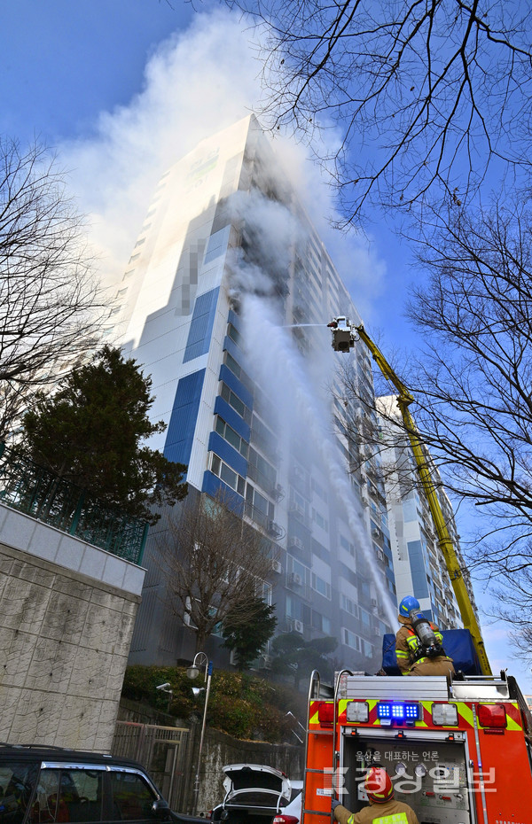 29일 오전 11시26분께 울산시 울주군 범서읍 한 아파트에서 화재가 발생해 출동한 소방관이 진화작업을 펼치고 있다. 김동수기자 dskim@ksilbo.co.kr