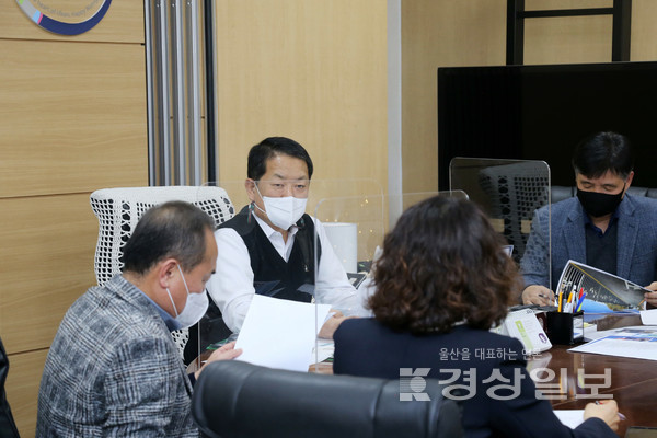 울산 남구는 29일 구청장실에서 서동욱 남구청장과 관계 공무원, 전문가 등 10여명이 참석한 가운데 추억의 고교시절 특화거리 기본 및 실시설계 용역 최종보고회를 개최했다.