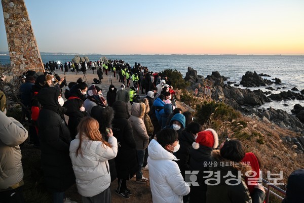 1일 우리나라 육지해안에서 가장 먼저 일출을 볼 수 있는  울산시 울주군 서생면 간절곶을 찾은 사람들이  2022년 첫 해를 맞이하고 있다. 김동수기자 dskim@ksilbo.co.kr