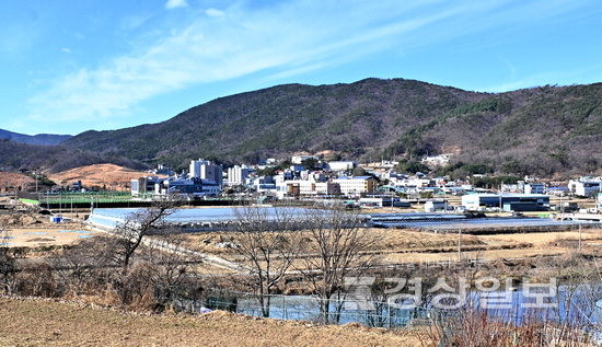 ▲ 울산시 울주군 웅촌면은 상수원 보호구역 등으로 인해 개발이 제한적인 반면 10분 거리인 경남 양산시 서창지역은 대규모 아파트 및 상권이 들어서 있다. 김동수기자 dskim@ksilbo.co.kr