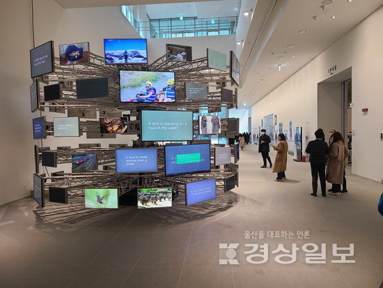 산시립미술관 로비의 대형 미디어아트 전시물