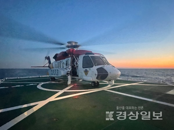울산해양경찰서는 지난 8일 오후 2시30분께 방어진 남동방 88㎞ 해상에서 조업중인 어선A호에서 선원 B씨가 작업 중 쓰러져 CPR을 실시했다는 신고 내용을 접수받고 해경 헬기로 환자를 울산대학병원으로 긴급이송했다.
