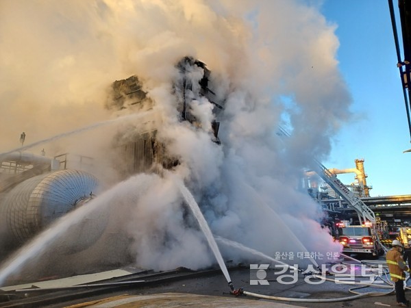 12일 오전 6시23분께 울산시 남구 SK에너지에서 화재가 발생했다.불은 3층짜리 건물인 배터리 보관동(에너지저장장치·ESS)을 태우고 있으며 현재까지 인명피해는 없는 것으로 소방당국은 파악했다.   울산광역시 소방본부 제공