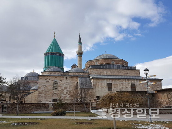 ▲ 콘야에서 만난 메블라나의 영묘. 육중한 돔 지붕 사이에 우뚝 솟은 연필모양의 이 탑은 실상 탑이 아니라 지붕이다. 바로 그 지붕 밑에 메블라나의 무덤이 자리한다.