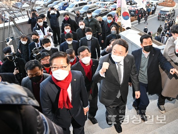 윤석열 국민의힘 대선후보가 15일  울산시 동구 전하체육센터에서 열린 울산선대위발대식 행사장에 들어서며 지지자들의 환호에  주먹을 불끈 쥐어보이고 있다. 김동수기자 dskim@ksilbo.co.kr