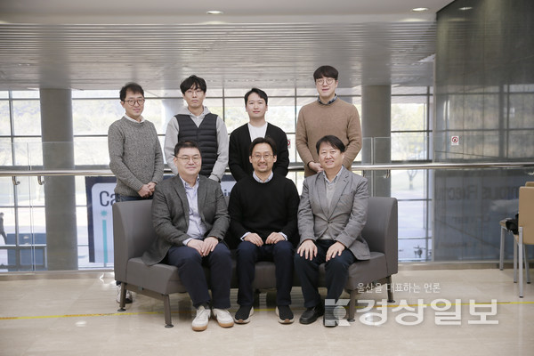 김동석(에너지연) 박사, 양창덕 교수, 이찬우 박사(에너지연), 최인우 박사(에너지연), 정민규 연구원, 정성훈 연구원, 임강훈 박사(에너지연).(우측하단부터 시계방향)