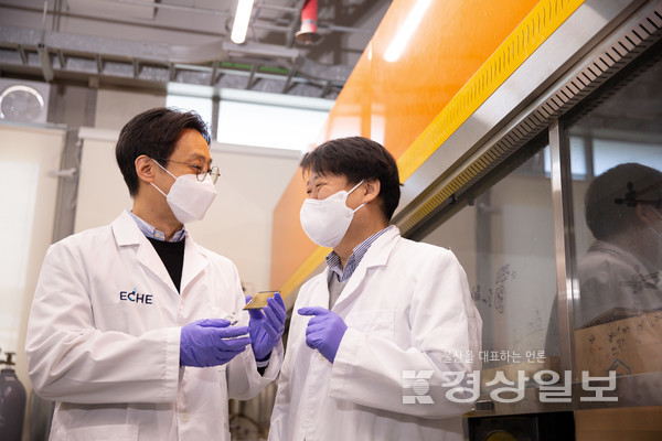 UNIST 양창덕 교수와 한국에너지기술연구원 김동석 책임연구원이 개발한 태양전지에 대해 논의하고 있다.