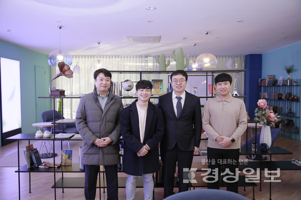 UNIST 에너지화학공학과 임찬웅 박사, 박진우 연구원, 이동욱 교수, 박진태 연구원(왼쪽부터).