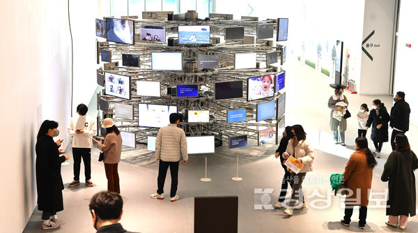 설 연휴 첫날인 29일 울산시립미술관을 찾은 시민들이 전시작품을 관람하며 휴일을 보내고 있다. 김경우기자 woo@ksilbo.co.kr