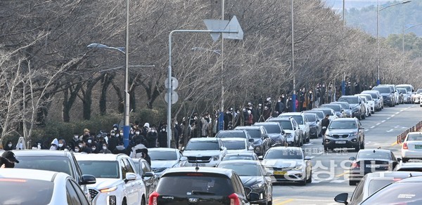 설날인 1일 코로나19 신규 확진자 수가 사상 최다인 1만8343명이 발생한 가운데  울산도 254명이 확진됐다.울산문수축구장 선별진료소에  PCR검사를 받기위한  행렬이 1km넘게 이어져 있다. 김동수기자 dskim@ksilbo.co.kr