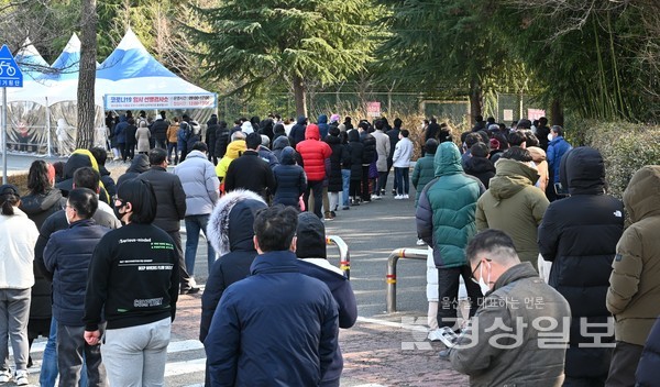 설날인 1일 코로나19 신규 확진자 수가 사상 최다인 1만8343명이 발생한 가운데  울산도 254명이 확진됐다.울산문수축구장 선별진료소에  PCR검사를 받기위한  행렬이 1km넘게 이어져 있다. 김동수기자 dskim@ksilbo.co.kr