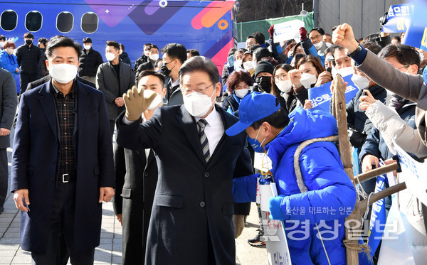 더불어민주당 이재명 대선후보가 5일 울산과학기술원에서 울산공약 발표장으로 이동하며 환영하는 지지자들과 인사하고 있다. 김경우기자 woo@ksilbo.co.kr