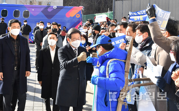 더불어민주당 이재명 대선후보가 5일 울산과학기술원에서 울산공약 발표장으로 이동하며 환영하는 지지자들과 인사하고 있다. 김경우기자 woo@ksilbo.co.kr